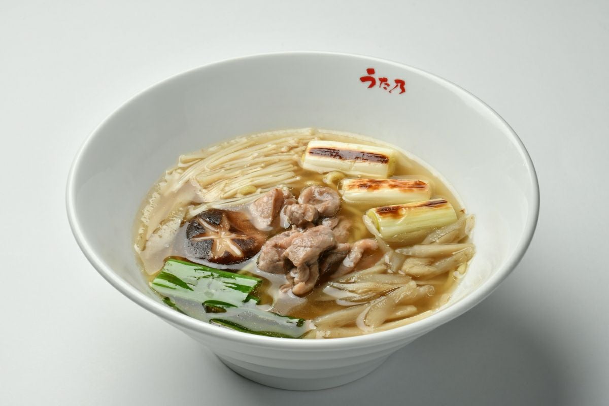 「うた乃」の「かも吸いちゃんぽん」調理後の盛り付け画像。鴨肉の旨味が溶け込んだ熱々スープに、ちゃんぽん麺と野菜がたっぷり入った、滋味深い一杯。