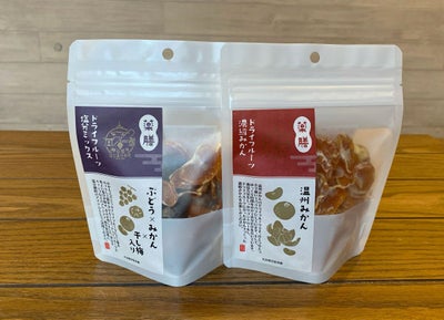 「塩分ミックス」と「濃縮みかん」の2種類が入った神仏習合ドライフルーツ2袋セットの画像。大分県産のフルーツを使用したお菓子を通販でお取り寄せ。