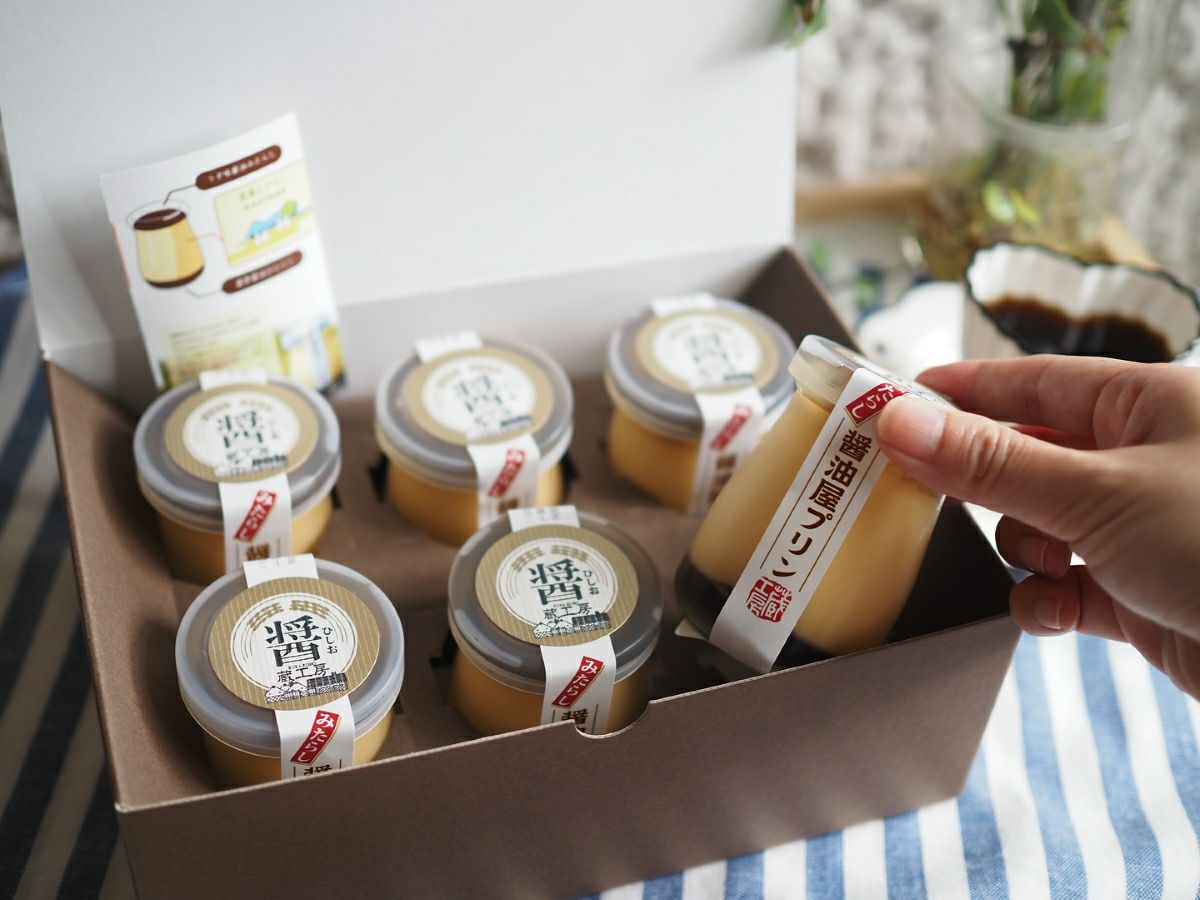 「みたらし醤油屋プリン」の容器が6個、贈答用のギフト箱に詰められた内容量画像。大切な方へのサプライズギフトにも最適な、醤油屋が本気で生み出したスイーツセット。