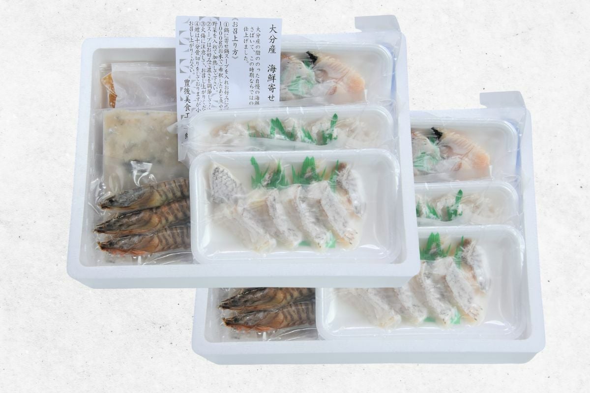 大分県産の新鮮な魚介がたっぷり入った海鮮寄せ鍋セットの調理イメージ画像。おおいたの海の幸を楽しむ鍋セットを通販でお取り寄せ。