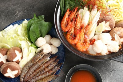 大分県産の活〆車海老を使用した旨辛えび鍋セット（4～6人前）の調理後の画像。大分名物の海老鍋をお取り寄せ、通販で家族の食卓に。