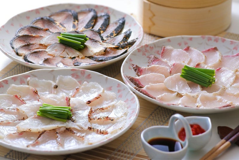 九州産の新鮮な魚介を使った「海鮮たたきセット」の詰め合わせ画像。大分含む九州の海の幸をお取り寄せ、通販で手軽な海鮮丼に。