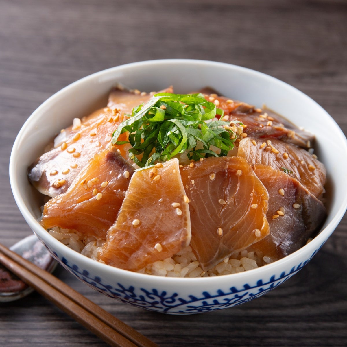 大分県特産の「かぼすぶり」を使用した「りゅうきゅう」を丼にした画像。かぼす香る大分の郷土料理を通販でお取り寄せ。