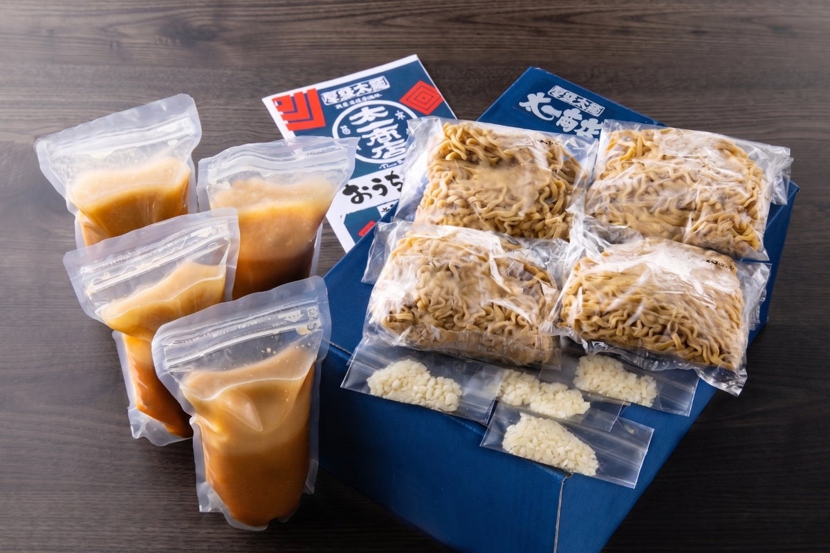 「太一商店ラーメン4食セット」の内容量画像。極太麺、チャーシュー入り濃厚スープ、にんにく、作り方説明書が個別にパック詰めされている。