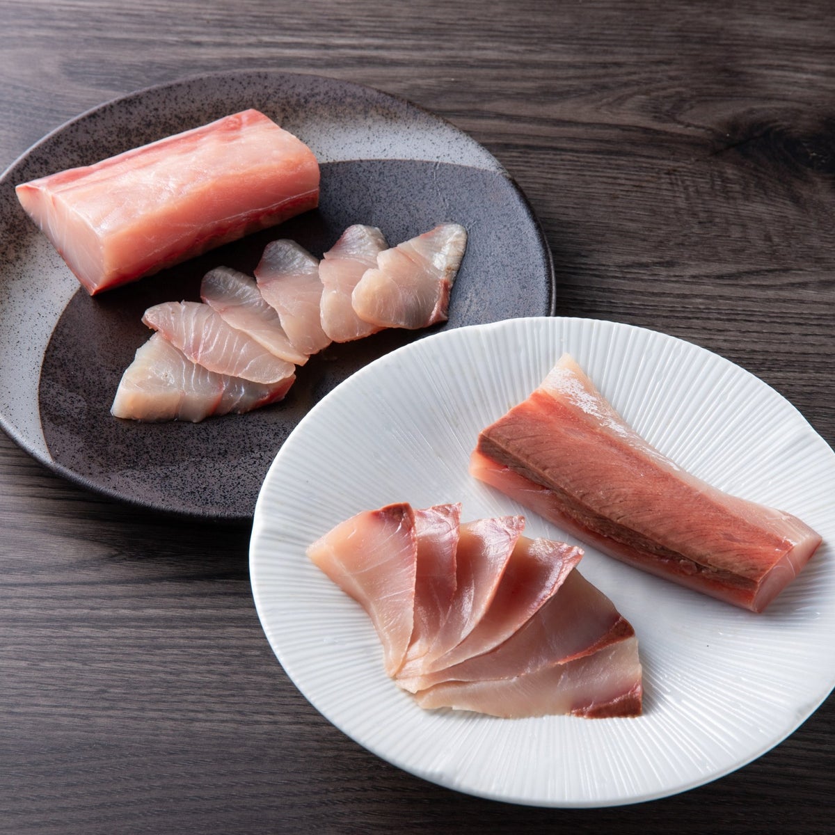 大分県産のブランド魚「関ぶり」の腹身と背身を切り分けた画像。一本釣りで獲れた新鮮な関ぶりの身の締まりが伝わる、大分からの産直品。