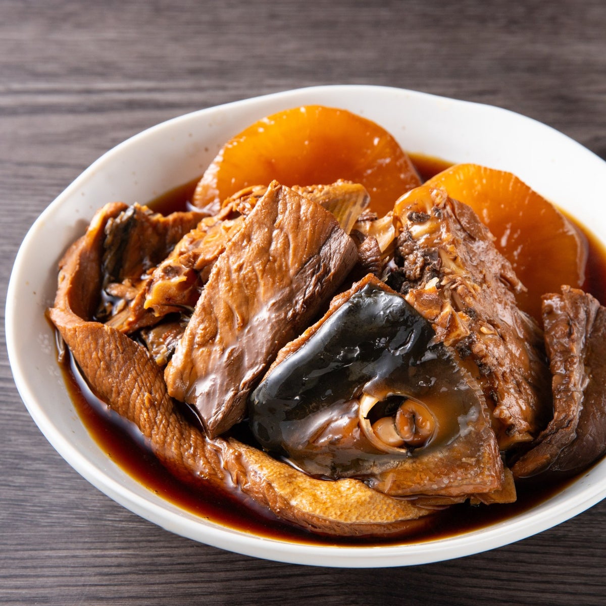 関ぶりのあらと大根を煮付けた画像。関ぶりの出汁もたっぷり閉じ込めた、大分からの産直品。