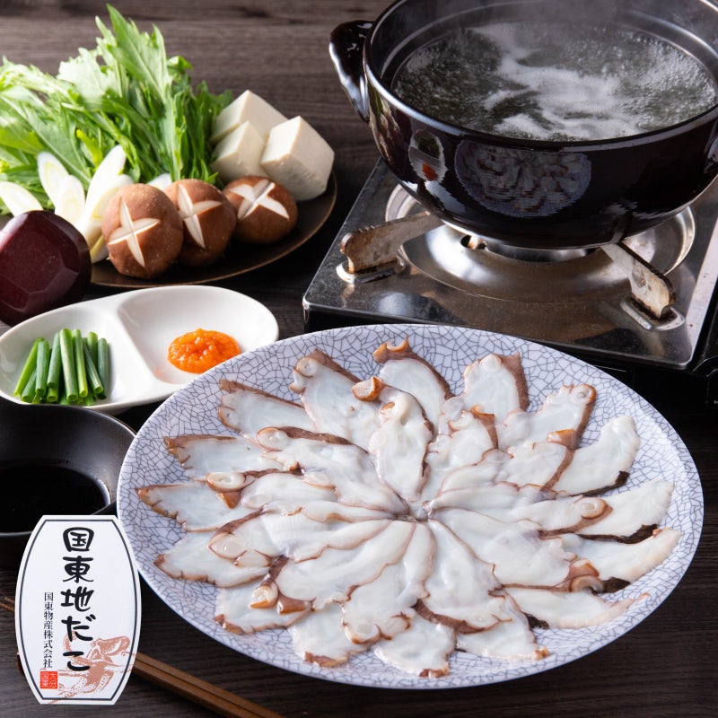 大分県国東産の高級ブランド魚介「国東地だこ」を使った特製たこしゃぶセット。美しく皿に並んだたこの薄切りと、お鍋や新鮮な野菜が揃った贅沢な食卓風景。