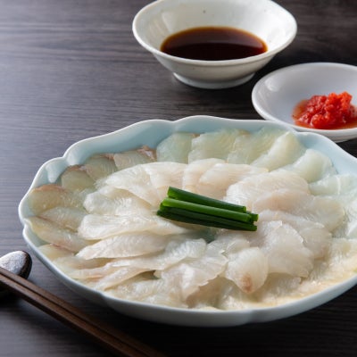 大分県産ブランド魚「かぼすヒラメ」の刺身盛り。透き通るような白身の美しさと、ポン酢・もみじおろしでいただく鮮度抜群のイメージ。