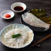 かぼすヒラメの新鮮なお刺身と、旨味が凝縮された昆布〆（こんぶじめ）の食べ比べセット。大分直送の贅沢な海の幸。