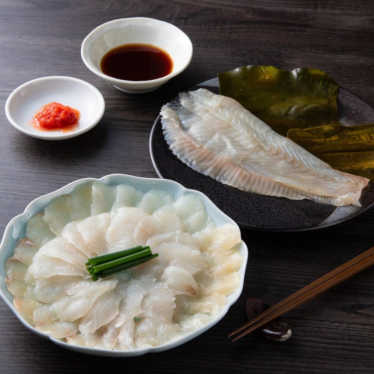 かぼすヒラメの新鮮なお刺身と、旨味が凝縮された昆布〆（こんぶじめ）の食べ比べセット。大分直送の贅沢な海の幸。