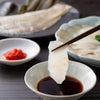 箸で持ち上げたかぼすヒラメの刺身を特製ポン酢にくぐらせる瞬間。弾力のある身の質感と上品な脂ののりが伝わるシズル写真。