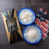 かぼすヒラメ刺身・昆布〆セットの商品内容。高級感のある化粧箱、刺身盛り2皿、小分けのポン酢ともみじおろしが入ったギフト仕様のパッケージ。