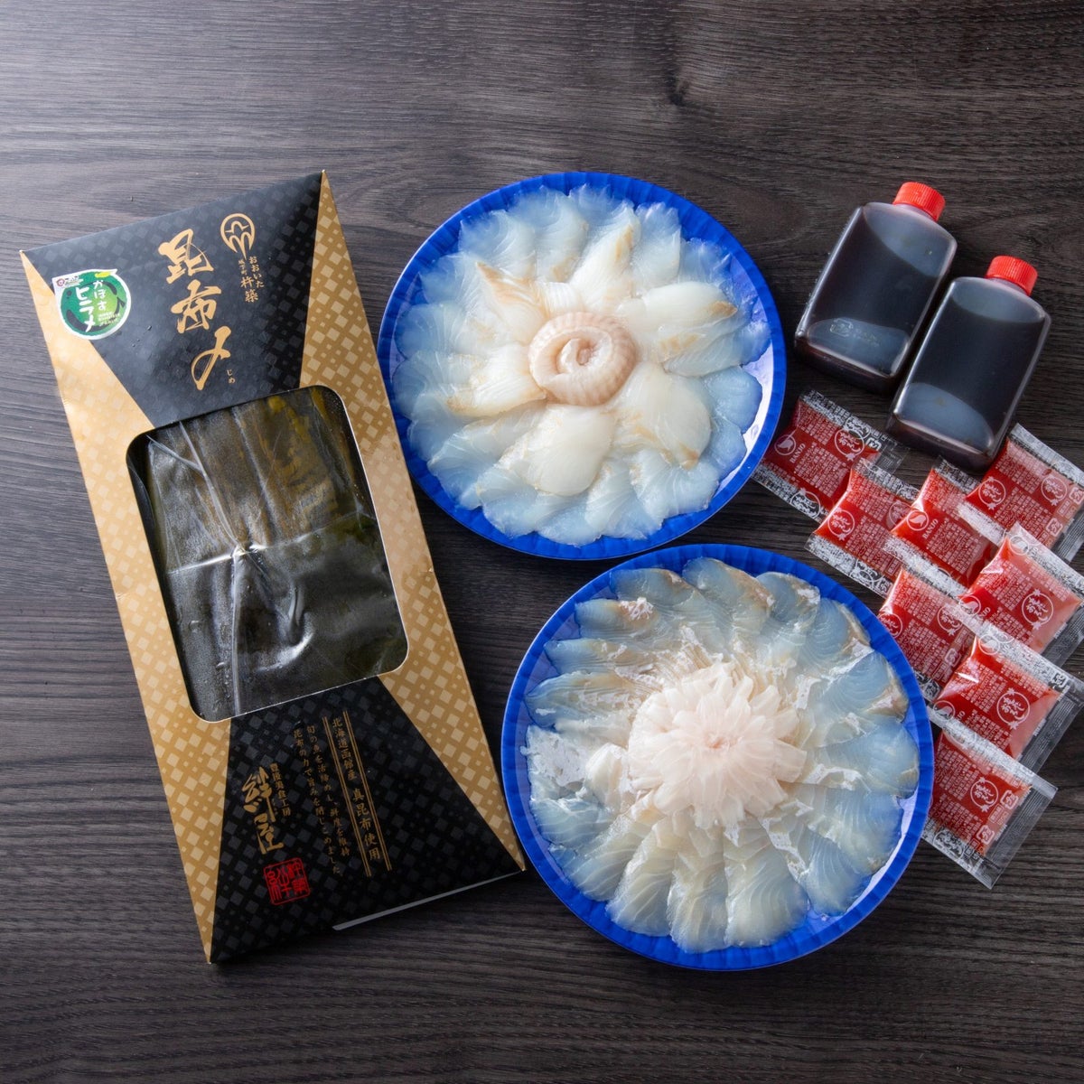 かぼすヒラメ刺身・昆布〆セットの商品内容。高級感のある化粧箱、刺身盛り2皿、小分けのポン酢ともみじおろしが入ったギフト仕様のパッケージ。