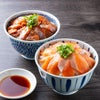 大分県産の桜サーモンを贅沢に使った「お刺身丼」と、タレに漬け込んだ「りゅうきゅう丼」の盛り付け例。薬味のネギが彩りを添える豪華な2色丼イメージ。
