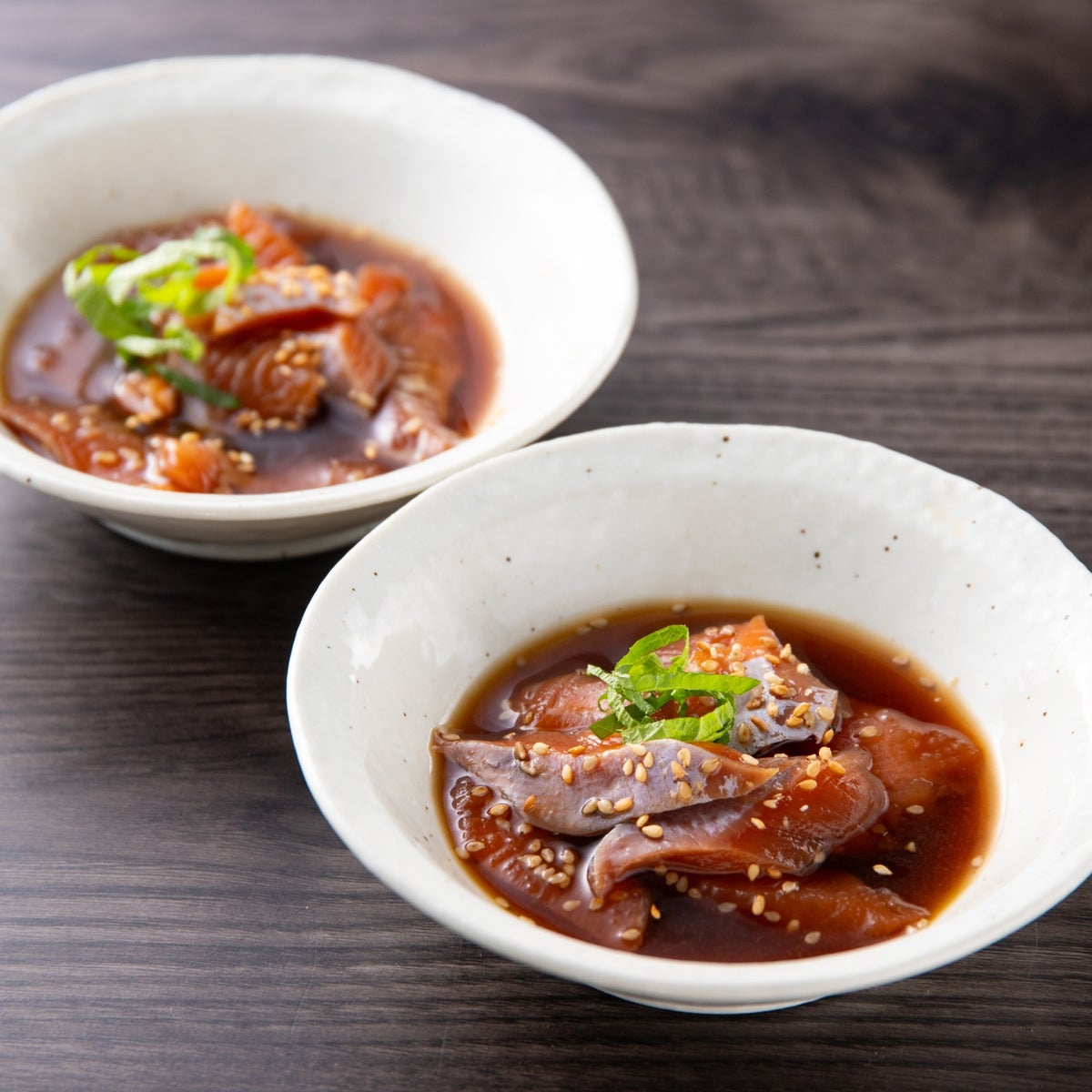特製ダレに漬け込んだ大分の郷土料理「桜サーモンのりゅうきゅう」。ごまとネギを散らした、お酒のつまみやご飯の共にぴったりな小鉢料理。
