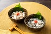 コラーゲンたっぷりでコリコリとした食感のとらふぐ皮刺しと、ぷりぷりとした身の湯引きの小鉢2種。お酒のつまみにぴったりなふぐ珍味のセット。