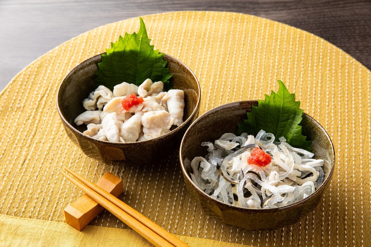 コラーゲンたっぷりでコリコリとした食感のとらふぐ皮刺しと、ぷりぷりとした身の湯引きの小鉢2種。お酒のつまみにぴったりなふぐ珍味のセット。