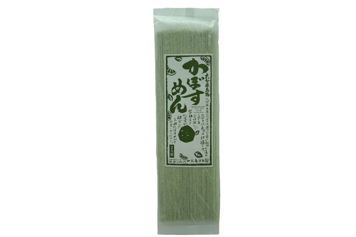 大分名物「元祖かぼすめん（1袋2人前）」の個包装パッケージ単品。爽やかな緑色の麺が透けて見える、一久庵謹製のこだわりのデザイン